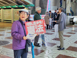 王子駅にて、総がかり行動北区実行委員会の憲法９条守る３千万人署名行動