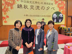 大使夫人参事官を囲み、副区長、青木議員と共に。左端、山崎たい子区議