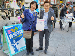 赤羽東口にて、区議団と池内さおり前衆院議員が、代わる代わるリレースピーチ。
