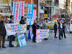 赤羽東口にて、区議団と池内さおり前衆院議員が、代わる代わるリレースピーチ。