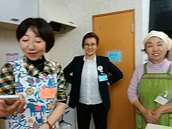 子ども食堂にて。　左：山崎たい子区議　中央：池内さおり前衆議院議員