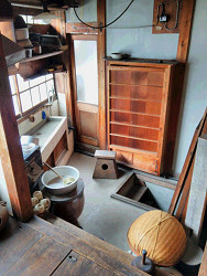 下への倉庫は、防空壕としても活用