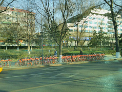 車ラッシュ対策にて、市内はレンタルバイクがあちこちに