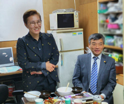 望年のつどい、右そねはじめ都議、左池内さおり前衆議院議員