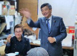 望年のつどい、右そねはじめ都議、左池内さおり前衆議院議員