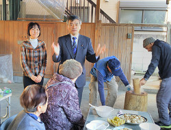 もちつきのつどい　左、山崎たい子区議、左から2番目そのはじめ都議