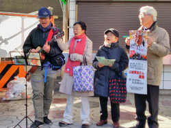 王子駅頭にて、「憲法を生かす署名」
