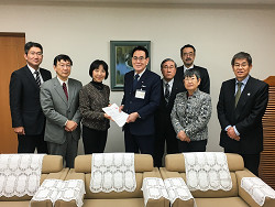 「北区国民健康保険料改定などに関する要請書」を、花川区長に提出。左から3人目山崎たい子区議