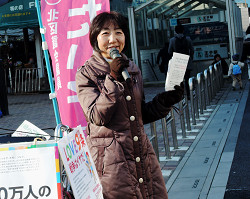 王子駅中央口の朝駅頭宣伝にて山崎たい子区議