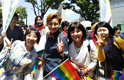 2018東京レインボープライド参加の山崎たい子区議（左）いけうちさおり前衆院議員(中央）