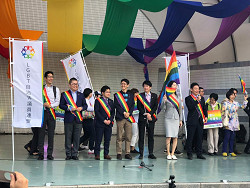 LBGT自治体議員連盟もステージでごあいさつ 