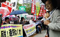 「働き方」改革一括法案の採決をねらう政府・与党に対し、委員会採決強行を許すなと、国会行動