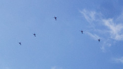 自衛隊観閲式の飛行訓練 