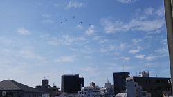 自衛隊観閲式の飛行訓練 