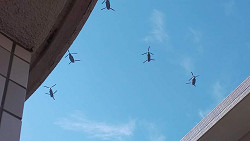 自衛隊観閲式の飛行訓練 