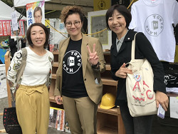 JCPサポーターまつりにて、右山崎たい子区議、中央：池内さおり座恵衆議院議員