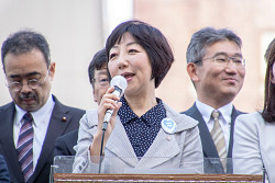 9名の区議団勢ぞろいで、街頭から訴え