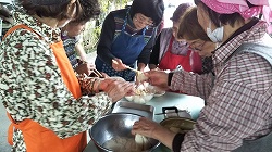 心温まる「もちつき交流会」