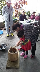 心温まる「もちつき交流会」