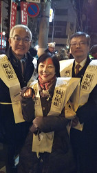王子稲荷狐の行列で年越し。中央：山崎たい子区議