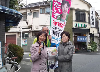 ハンド マイク宣伝中の山崎たい子区議