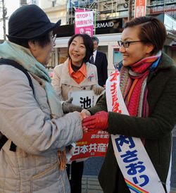駅頭からも元気よく！右・池内さおりさん、中央・山崎たい子区議