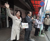 商店街で報告する