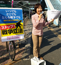 当選の報告をする山崎たい子区議