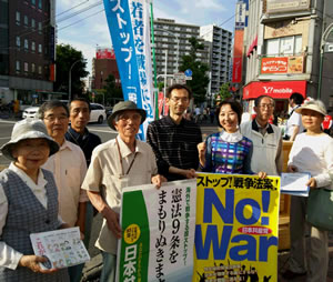 5月24日王子駅前にて地域の皆さんと宣伝・署名行動。右から３番目山崎たい子区議
