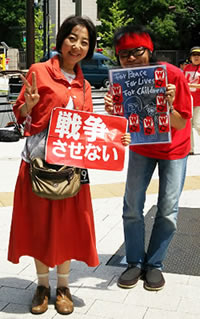 21日(日)国会包囲レッドアクションにて、山崎たい子区議(左)