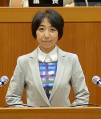 本会議代表質問に立った山崎たい子議員