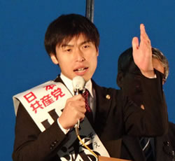 11/9日本共産党演説会で話しをする山添拓弁護士