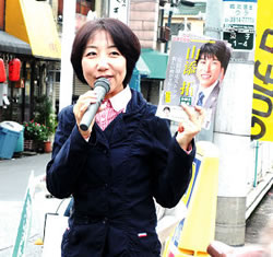 2015年11月18日、王子駅頭でご挨拶する山崎たい子区議