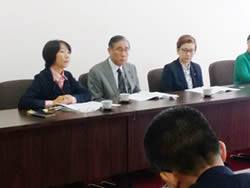 区民要望を申し入れる区議団と