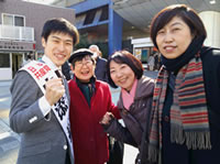 山添拓（やまぞえたく）さんと区議断女子チーム。右から2番目山崎たい子区議