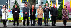 さよなら原発IN飛鳥山の集会 超党派の区議も参加（右端；山崎たい子区議）