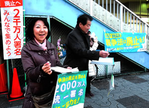戦争法廃止総がかり行動実行委員会が、全都の主要各駅いっせい署名宣伝行動　王子駅にて、左：山崎たい子区議