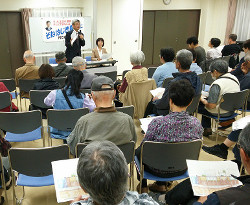 そね都議の報告に熱心な