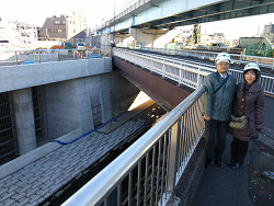 白子川地下調整池への石神井川取水口を視察する、そねはじめ都議と山崎たい子杭