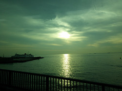 夕陽に輝く、空と海