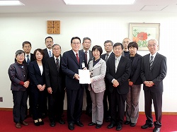 11月20日、来年度の予算編成にむけて区長に要望書を提出。