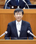 代表質問する本田正則区議
