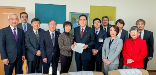、日本共産党北区議員団は、区長・教育長に、「子ども達にゆとりある教室と豊かな教育環境を」と題した提言を申し入れしました。  