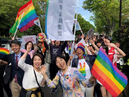 レインボーパレードに参加の山崎たい子区議（前列右）、せいの恵子区議（前列左）