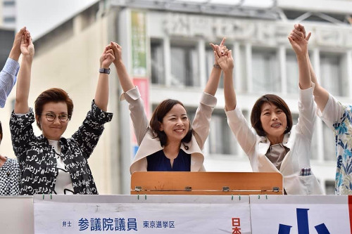 22日、新宿駅頭から、2期目の決意を述べる吉良よし子議員(中央)右は田村智子副委員長(参議院議員)、左は池内さおり前衆議院議員