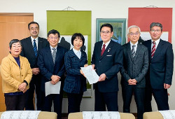 新型コロナウイルス感染症予防について 区長へ虫入れする日本共産党北区議員団　左から4番目山崎たい子区議